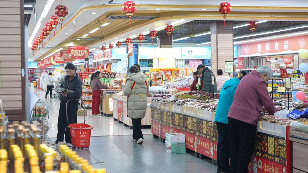 收银台排长队、单日客流破13万：黄金周头两天，商超购物中心的客流回来了，你接住了吗